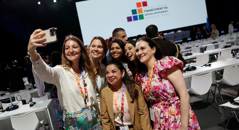 Participantes se toman un selfie en la IV Conferencia sobre Financiación para el Desarrollo.